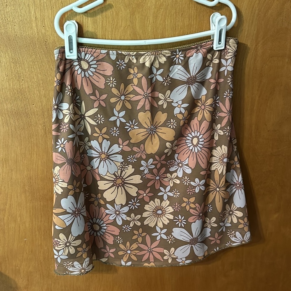 Women’s Skirt - Picture 3 of 4